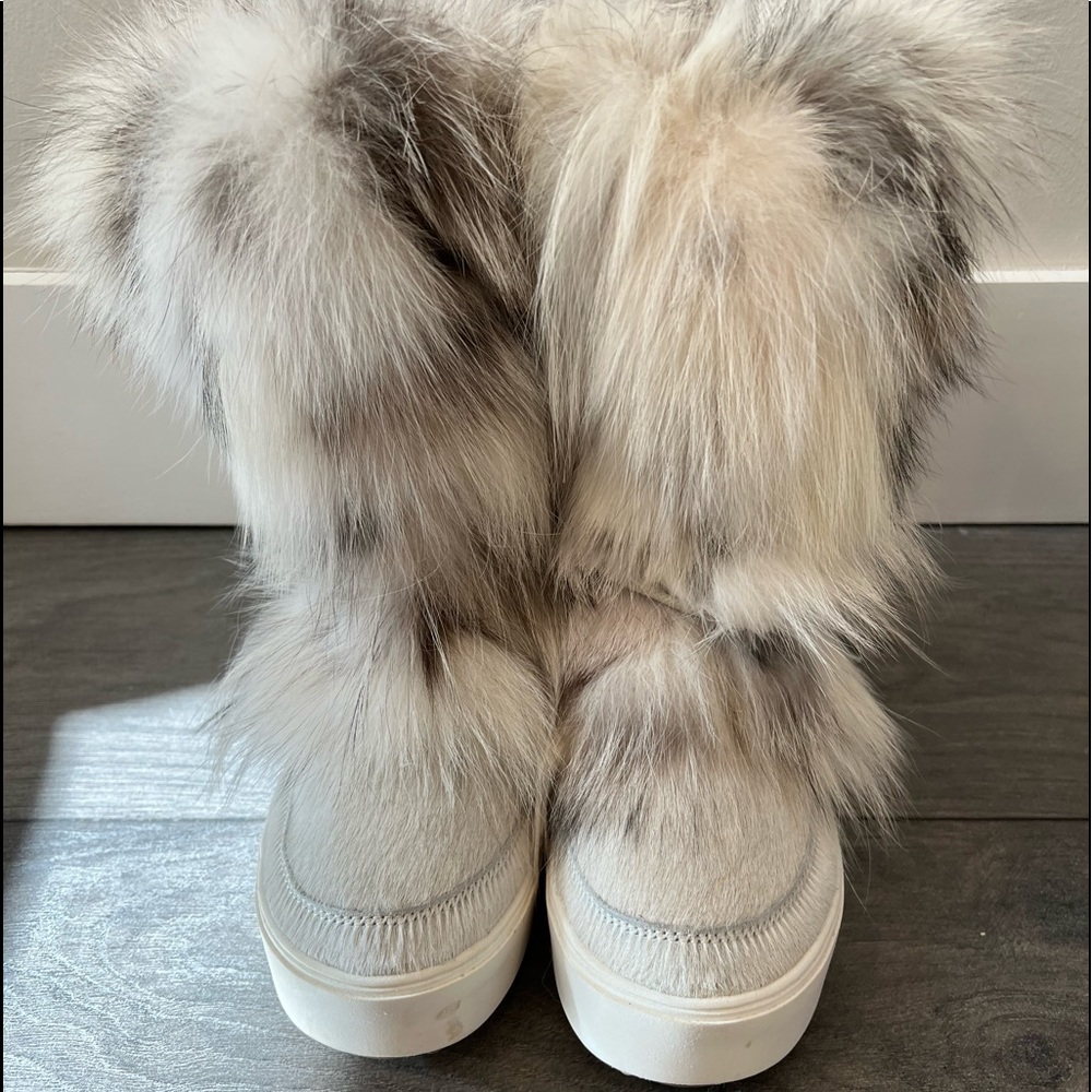 “260” fur boot from Regina imports. Size 41.